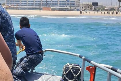 Cuatro argentinos arrastrados por el mar fueron rescatados y un quinto permanece desaparecido