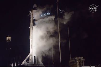 Cuatro astronautas abordaron el domingo un cohete de SpaceX que despegará por la noche hacia la Estación Espacial Internacional