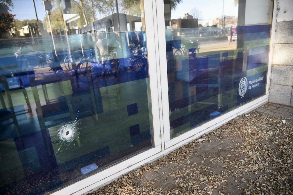 Cuatro balazos impactaron en las puertas y ventanas del Distrito Municipal Sur de Rosario.