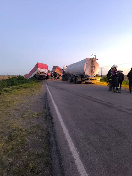 Cuatro camiones chocaron en cadena en la ruta 51: un muerto y tres heridos de gravedad.