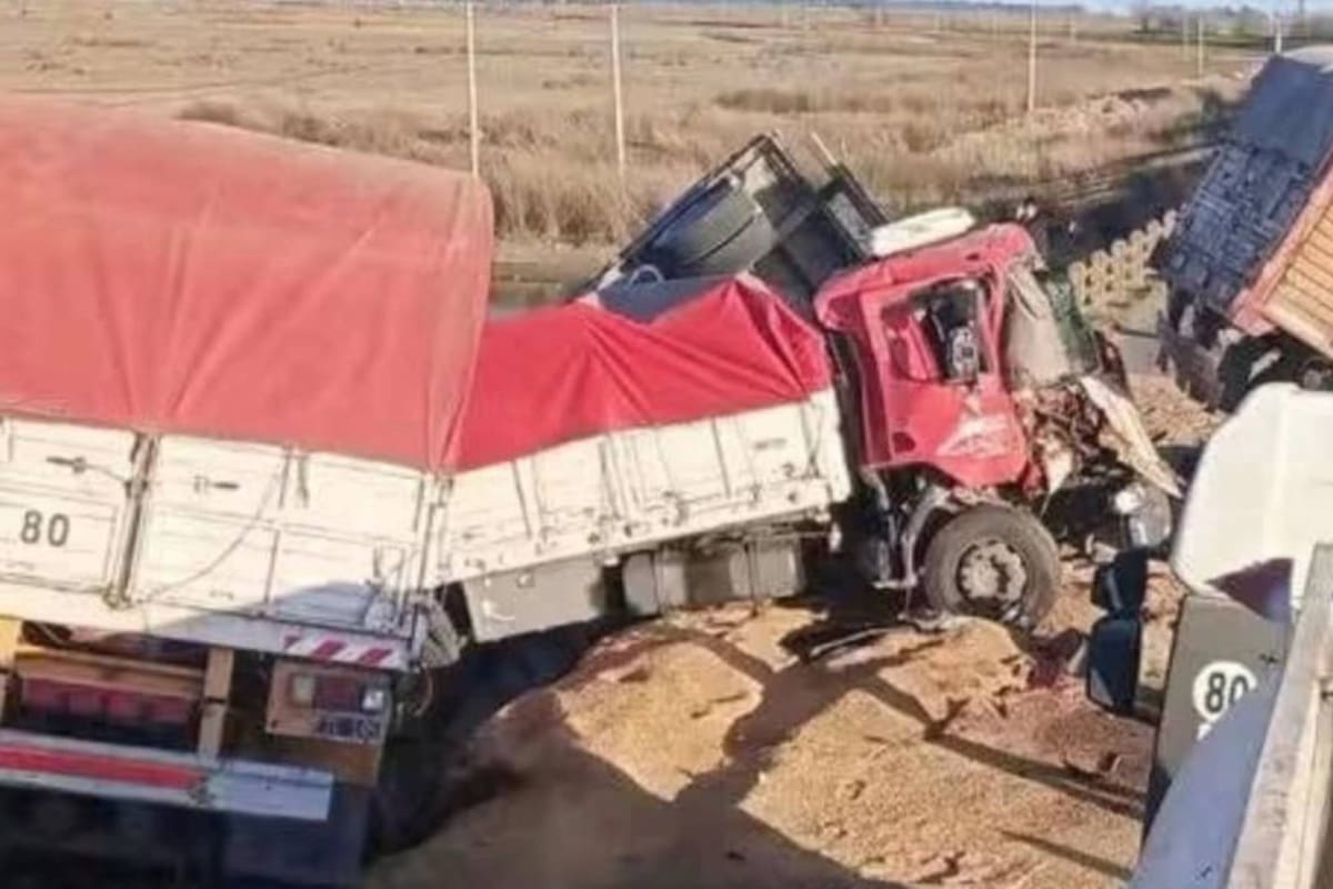Cuatro camiones chocaron en cadena en la ruta 51: un muerto y tres heridos de gravedad.