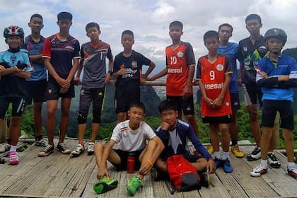 Cuatro chicos fueron liberados de la cueva; nueve todavía aguardan su rescate junto a su entrenador, Ekkapol Chantawong