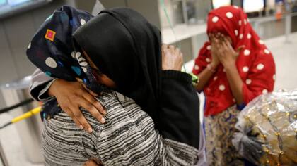 Una ciudadana somalí logró entrar a Estados Unidos luego de quedar detenida en medio del caos