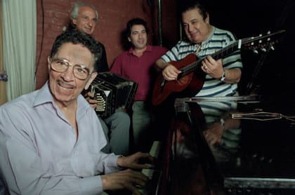 Salgán, Marconi, Giunta y De Lío, cuatro de los cinco integrantes del mítico Quinteto Real que renació en el escenario del Club del Vino