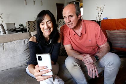 Cuatro de los cinco hijos de la familia ensamblada de Andrea y Marcelo viven en el exterior