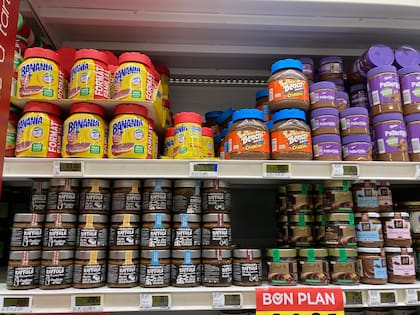 Cuatro de los sabores de dulces de leche de la marca en un súper de la Polinesia.
