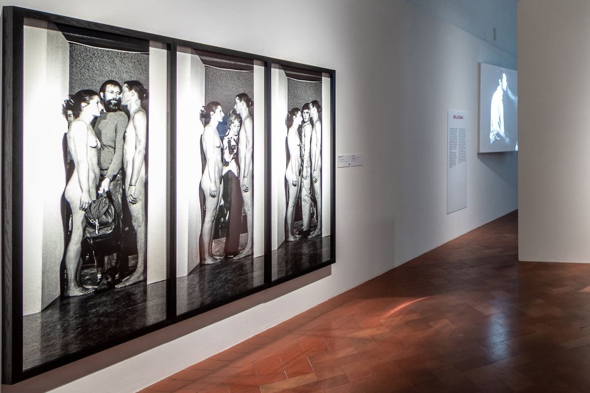 Cuatro décadas después, Imponderabilia no perdió potencia ni sorpresa: el visitante debe traspasar una angosta puerta flanqueada por dos personas desnudas