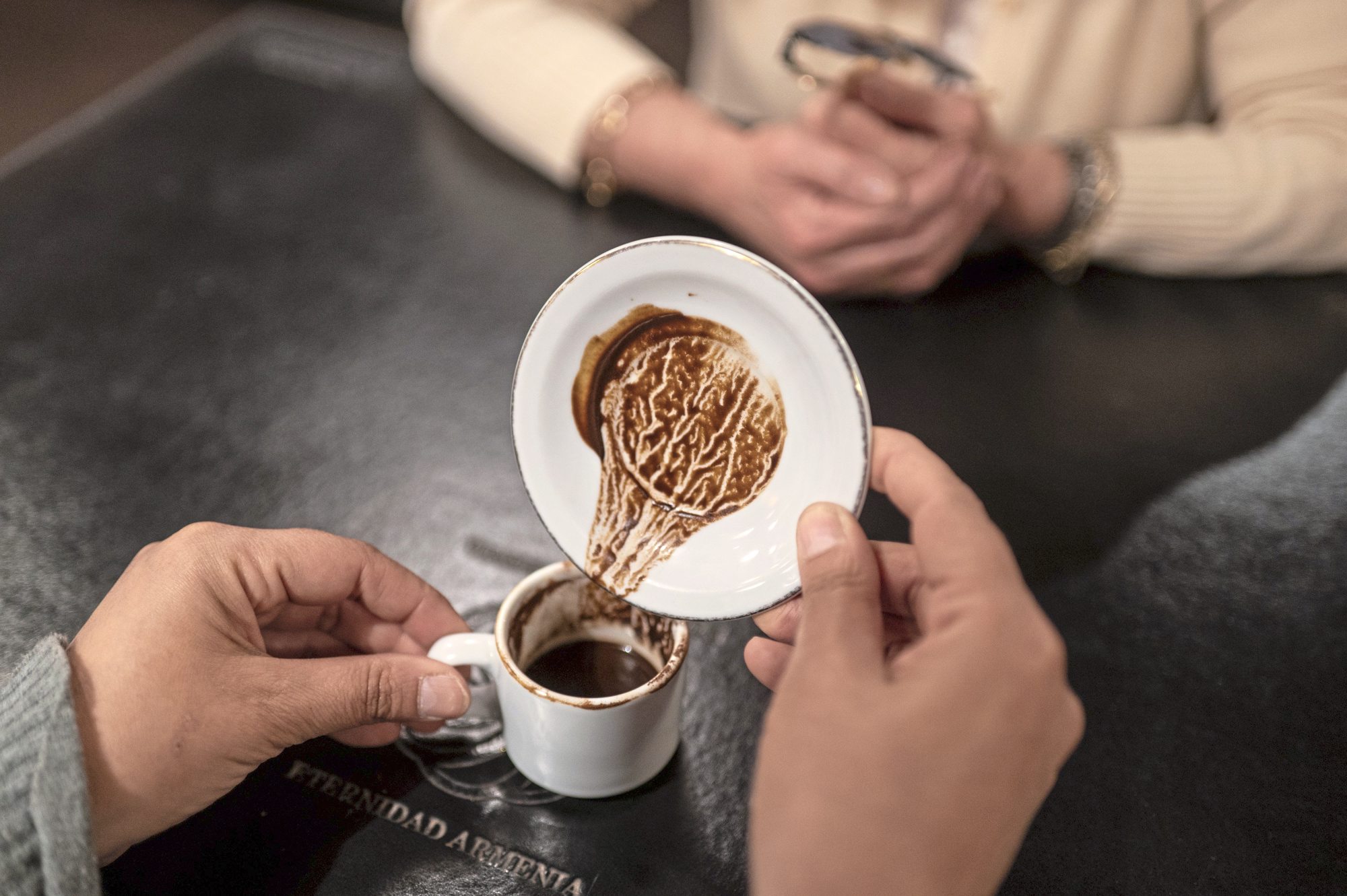 Cuatro días a la semana se hace lectura de la borra del café oriental en el restaurante