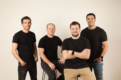 Cuatro emprendedores argentinos crearon Simbuy, una plataforma para la gestión integral de compras