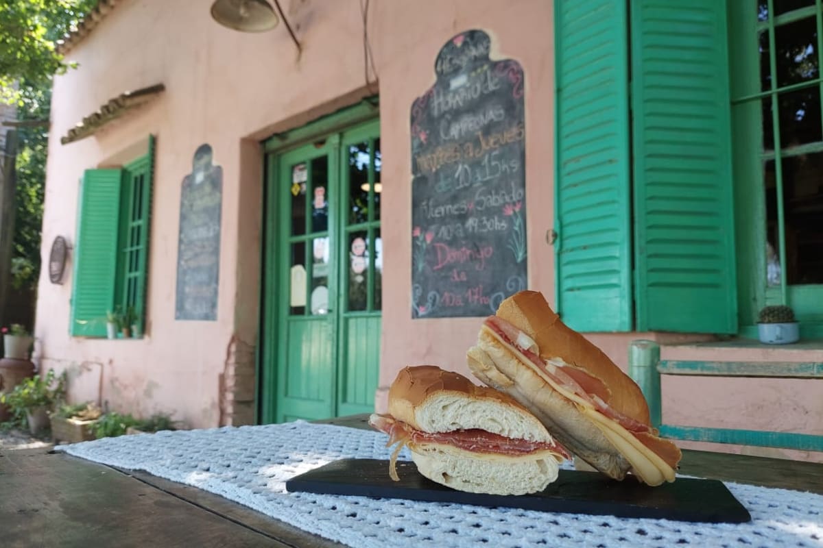 Cuatro Esquinas, el almacén de campo en Azucena