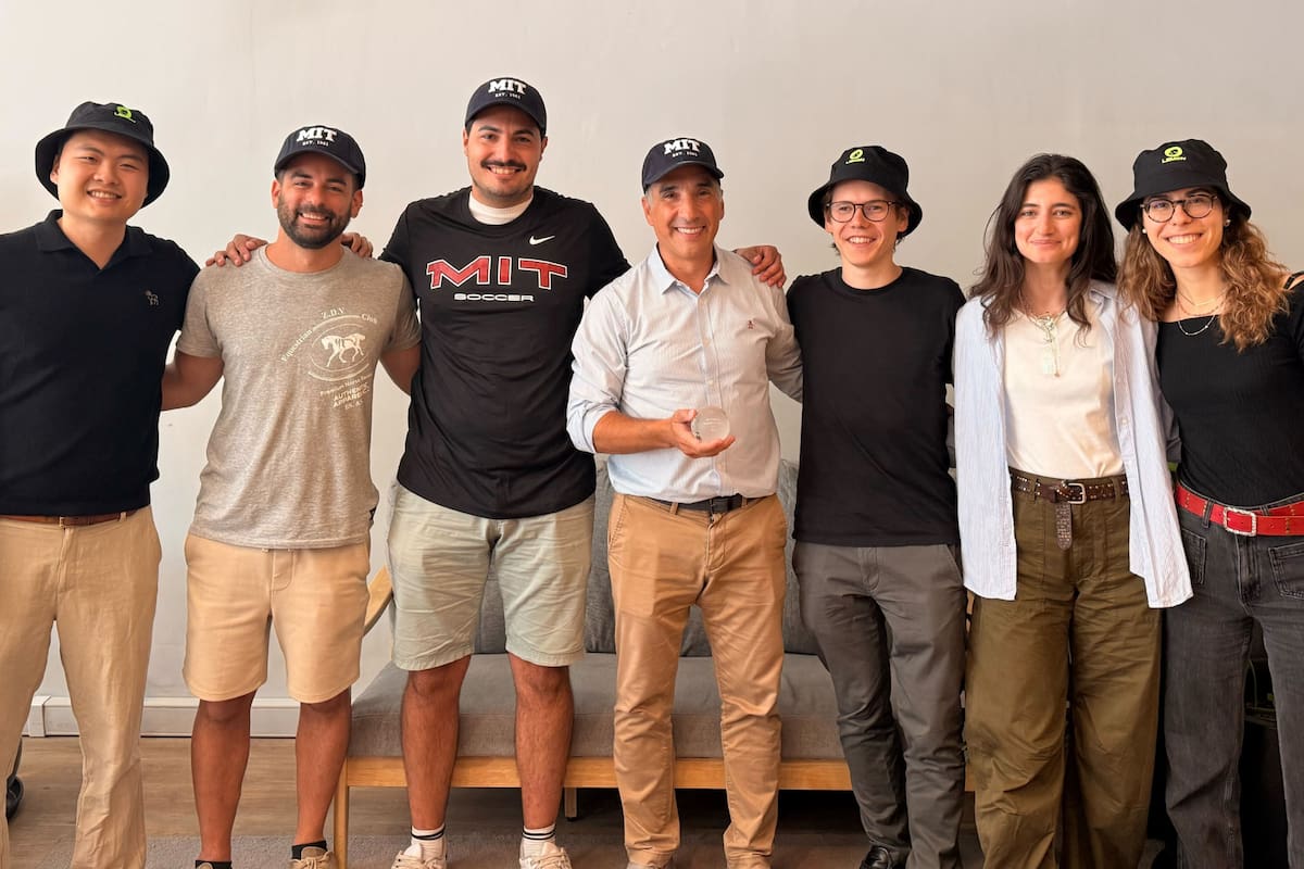 Cuatro estudiantes del MIT junto a ejecutivos de Lemon, la empresa que eligieron para investigar el impacto cripto en la Argentina