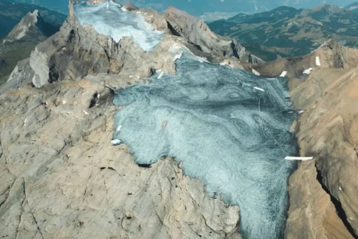 Cuatro estudiantes suizos cubren con lana un glaciar de los Alpes para frenar su deshielo. Foto: Summit Foundation