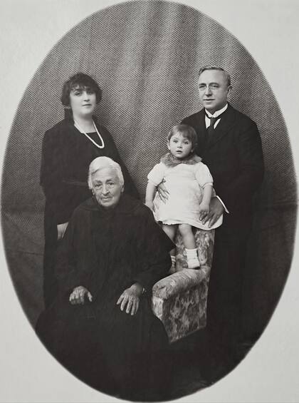 Cuatro generaciones en una foto: de pie, detrás del sillón, Luis Azaretto sostiene a su nieto Alberto Spota. De pie, a la izquierda, Ángela Catalina Azaretto, hija de Luis. Sentada, Angela Gardella, madre de Luis y Esteban.