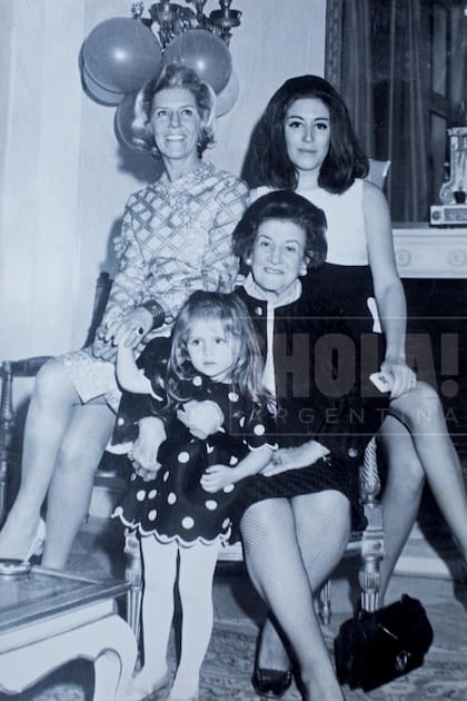 Cuatro generaciones. María Amalia Reyes Oribe de Lacroze, Amalita, Inés de Lafuente y Bárbara. “Fue en uno de mis cumpleaños, que siempre los celebraba en la casa de mi abuela, en Libertador y San Martín de Tours”, revela Bárbara.