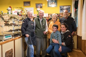 Cuatro generaciones: Silvina Benroth, Bernardo Benroth, Aileen Sills, Eduardo Grassi, Michelle (nieta) y León (bisnieto).