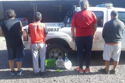 Cuatro hombres fueron detenidos por violar la cuarentena para irse a jugar al padel