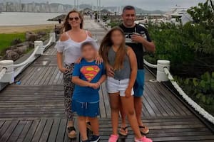Cuatro integrantes de una familia murieron luego de que su camioneta chocara de frente contra un camión.