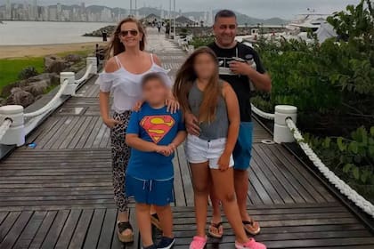 Cuatro integrantes de una familia murieron luego de que su camioneta chocara de frente contra un camión.