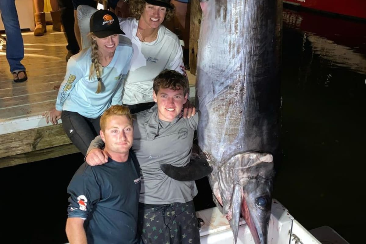Cuatro jóvenes pescadores capturaron un pez espada de casi 350 kilos en Florida (Instagram)