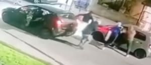 Dos policías viajaban en su auto, les quisieron robar y comenzaron a disparar: tres muertos