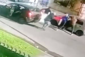 Dos policías viajaban en su auto, les quisieron robar y comenzaron a disparar: tres muertos