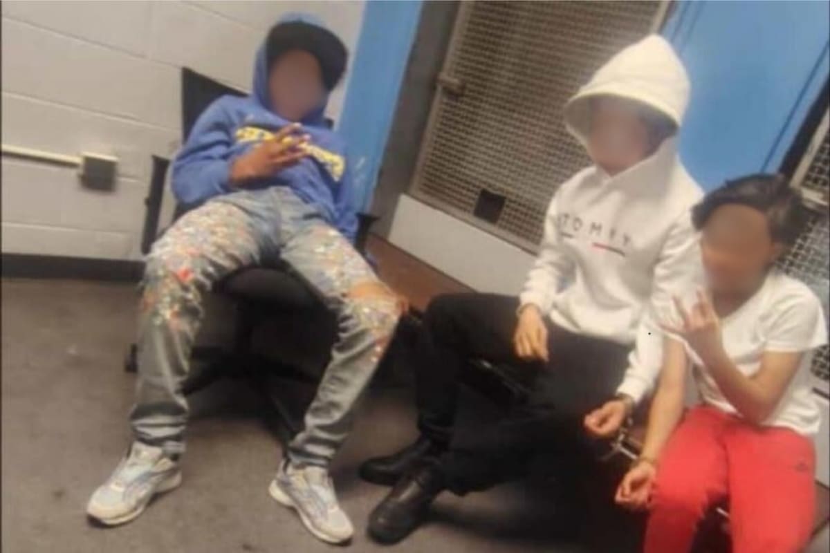 Cuatro menores fueron arrestados tras agredir a dos oficiales en medio de un intento de robo en Times Square, según la Policía de Nueva York