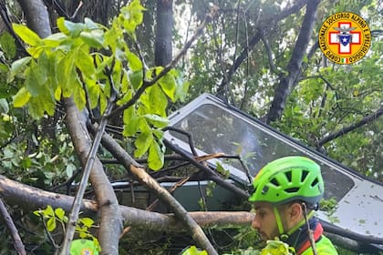 Cuatro muertos al caer teleférico en Italia