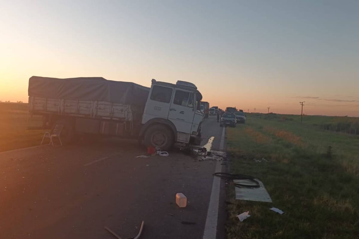Cuatro muertos en un violento accidente frontal entre un auto y un camión en una ruta de Santa Fe