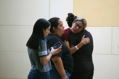 Cuatro mujeres se lamentan afuera del Centro Cívico tras una masacre en la Escuela Primaria Robb, el martes 24 de mayo de 2022, en Uvalde, Texas. (AP Foto/Darío López-Mills)