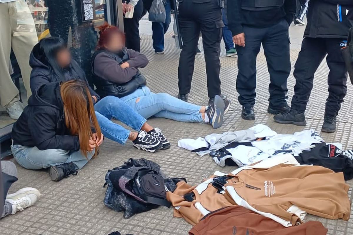 Cuatro mujeres y un hombre fueron detenidos por robar ropa de locales comerciales en Flores