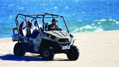 Cuatro Mules Kawasaki integran el “parque automotor” de Guanahani.Si bien Marcelo dejó de bajar a la playa a bordo de su preferido, un Pro-FXT camuflado, hace varios veranos ya, él y sus hijos los usan para moverse por las cinco hectáreas que conforman la chacra. En contadas ocasiones, el conductor