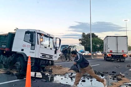 Cuatro personas resultaron heridas en un triple choque ocurrido en la autopista Riccheri, a la altura de la localidad bonaerense de Ezeiza, donde hay importantes demoras en ambos sentidos de circulación
