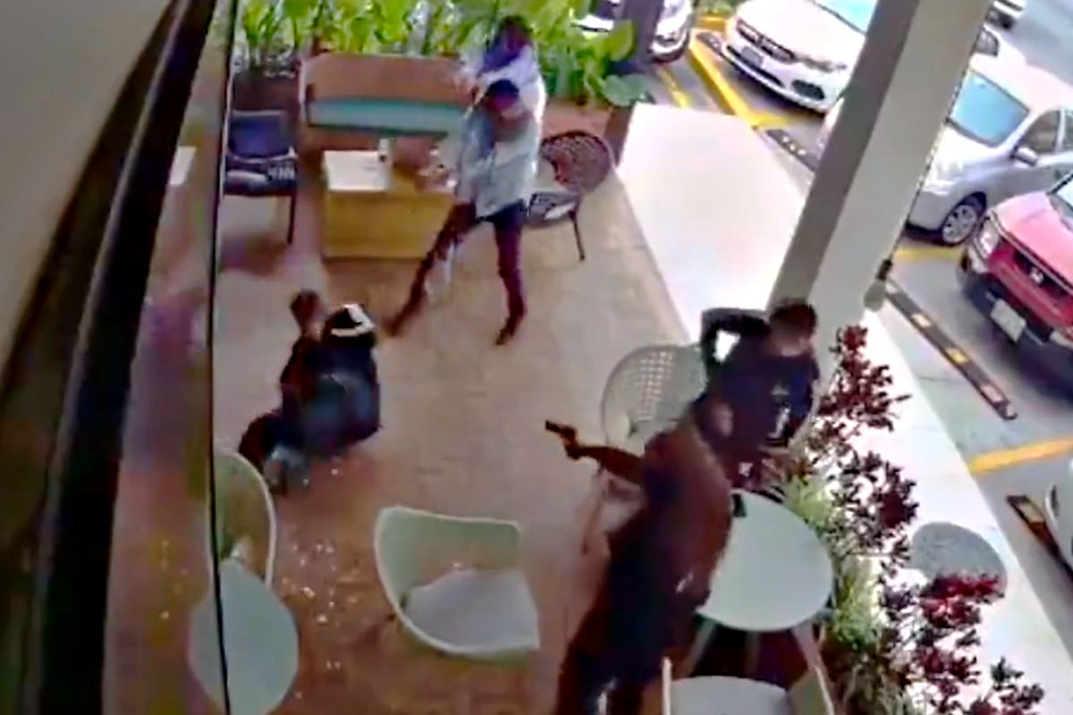 Cuatro sicarios simularon ser clientes y masacraron a un policía.