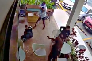 Cuatro sicarios simularon ser clientes y masacraron a un policía.