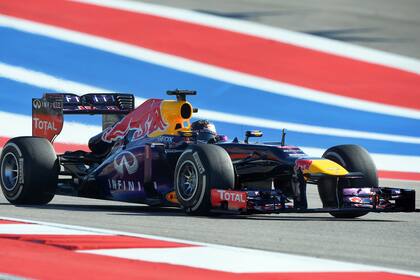Cuatro título firmó Vettel con Red Bull, entre 2010 y 2013; la presencia de un piloto estrella como Max Vertappen impide un regreso del alemán