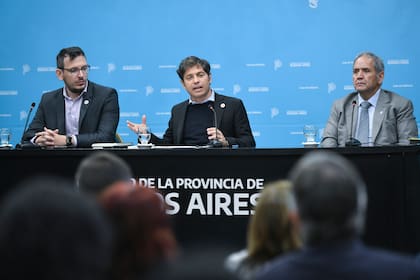 Cuattromo, Kicillof y Palazzo, en la conferencia de prensa en el Salón Dorado de la gobernación bonaerense