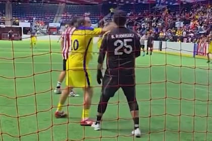 Cuauhtémoc Blanco le pega una trompada al arquero Sergio Hernández, en medio de un amistoso en México