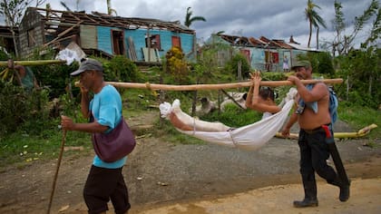 Cuba: una joven que se quebró una pierna durante el impacto del huracán en Baracoa, fue dada de alta ayer del hospital local y llevada en una hamaca a su casa