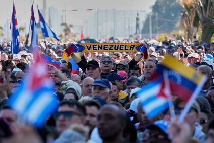 Cubanos asisten a una manifestación en La Habana, el sábado 3 de enero de 2026, en solidaridad con V