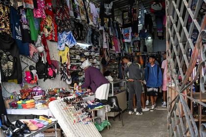 Cubanos compran productos en una tienda privada de ropa y artículos de tocador en La Habana (YAMIL LAGE / AFP)