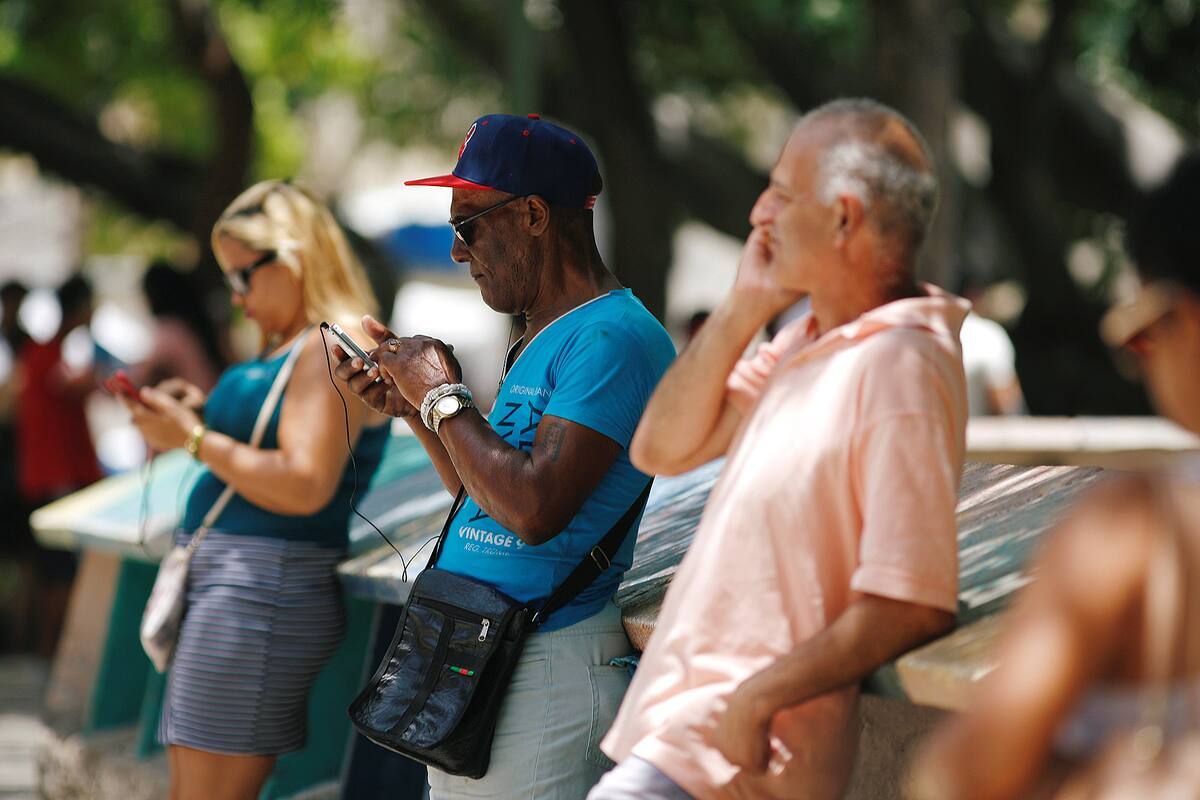 Cubanos con sus teléfonos celulares en La Habana