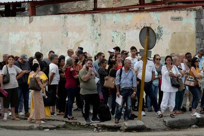 Cubanos hacen cola para entrar a la embajada de España en La Habana el 9 de enero de 2024