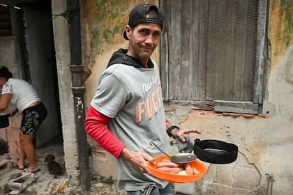 Cubanos se ayudan a cocinar con ollas sobre carbón y leña