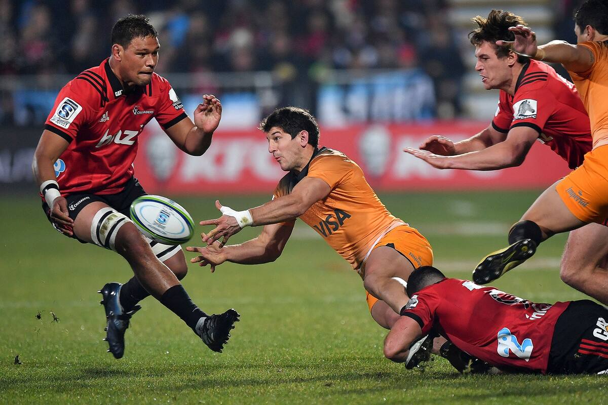 Cubelli es tacleado en el avance de Jaguares