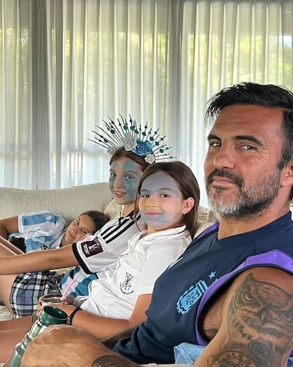 Cubero junto a sus tres hijas, Sienna, Allegra e Indiana disfrutando del Mundial de 2022 (Foto: Instagram @fabiancuberooficial)