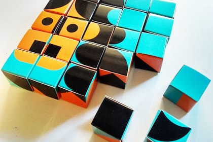 Cubi Geométrico es un juego de ingenio, geometría y lógica. Propone 13 modelos pero se pueden descubrir muchos más con nuevos patrones composiciones y giros.
