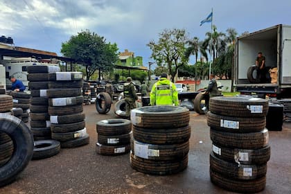 Cubiertas transportadas sin aval aduanero  en un camión proveniente de Puerto Iguazú