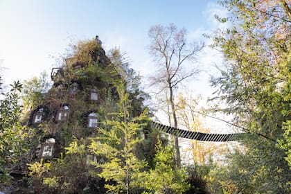 Cubierto de vegetación, el hotel Montaña Mágica posee nueve habitaciones inspiradas en los cuentos de hadas