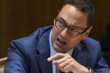 Cuccioli le dio detalles a Carrió para tranquilizarla