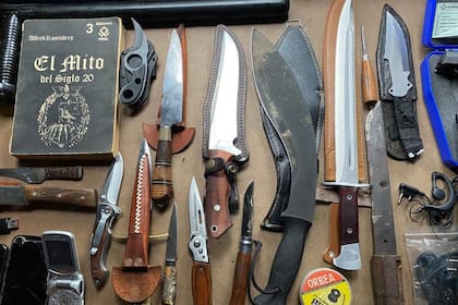 Cuchillos, facas y sables cortos y literatura nazi secuestrados a dos sujetos que planeaban un ataque antisemita durante el shabat en Tucumán